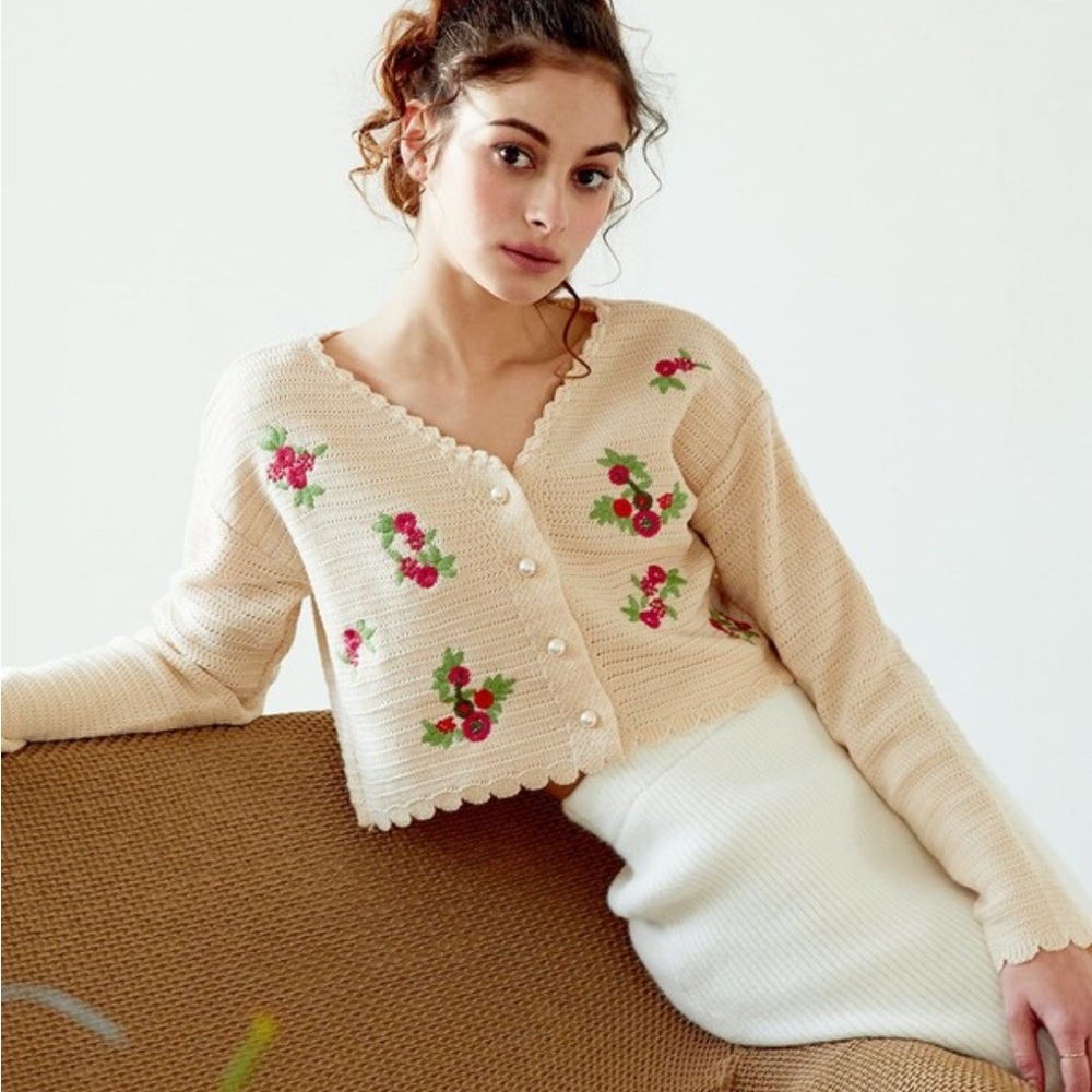 Storets Cream Vintage-like Cardigan with Floral Details